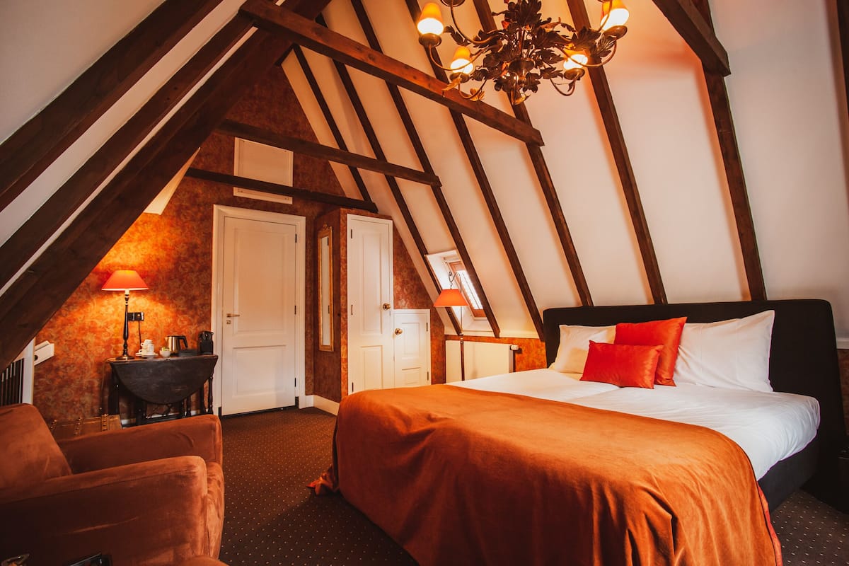 deluxe room, 1 bedroom | minibar, in-room safe, desk, soundproofing