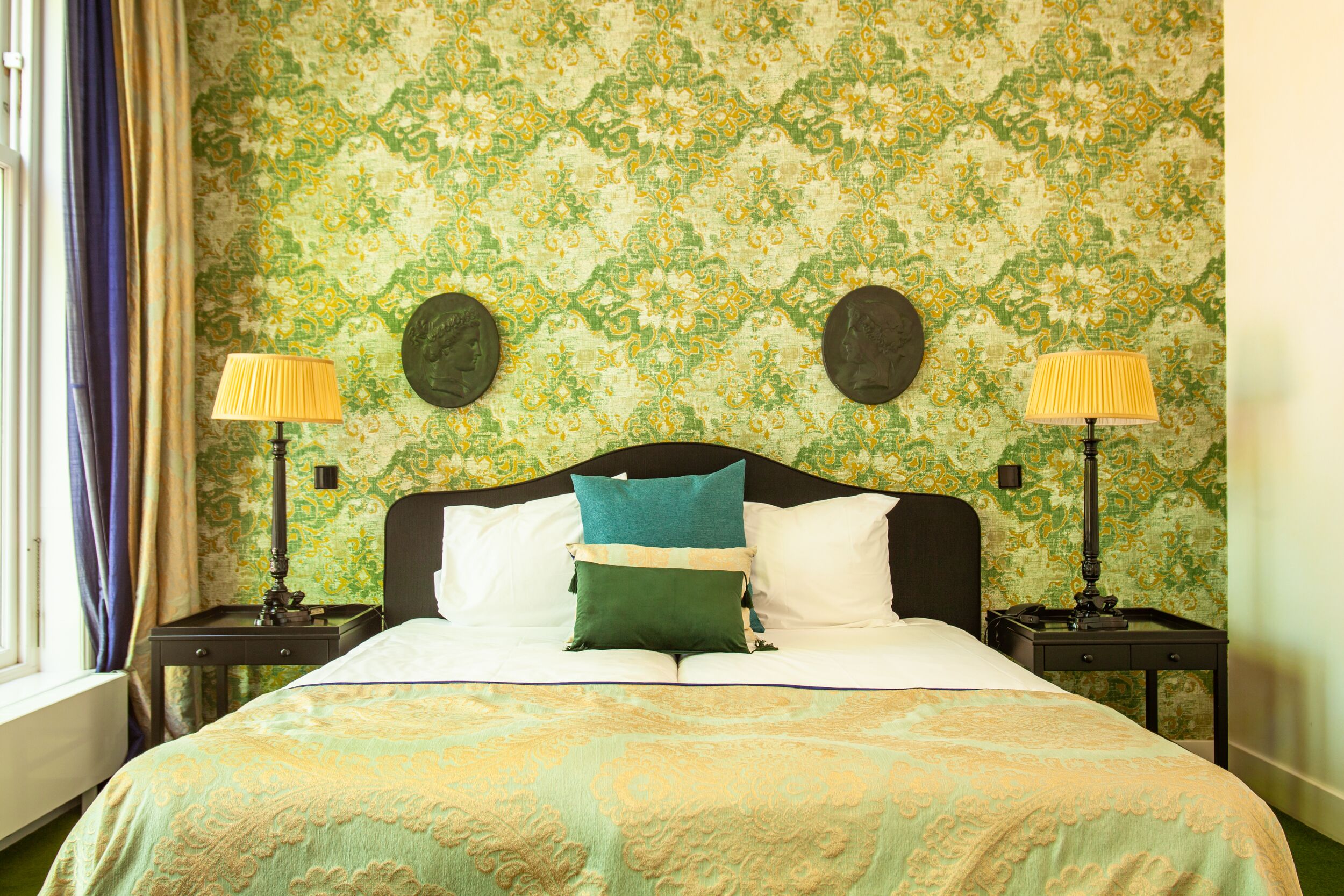 deluxe room, 1 bedroom | minibar, in-room safe, desk, soundproofing