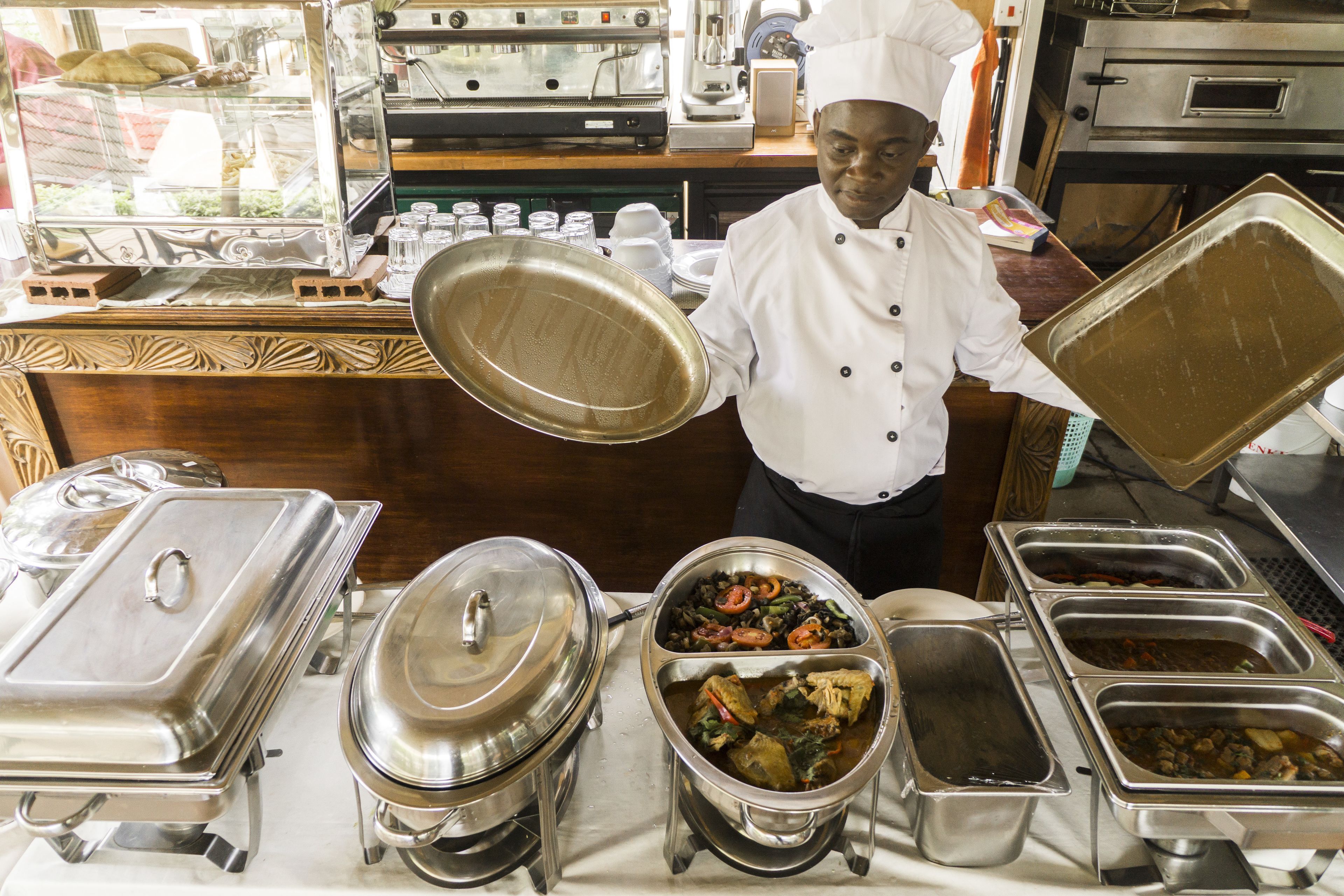 Se sirven desayunos, almuerzos y cenas; cocina local