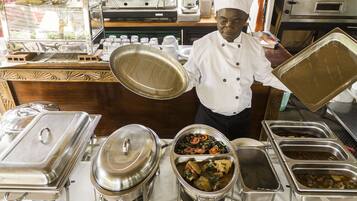 Se sirven desayunos, almuerzos, cenas y cocina local