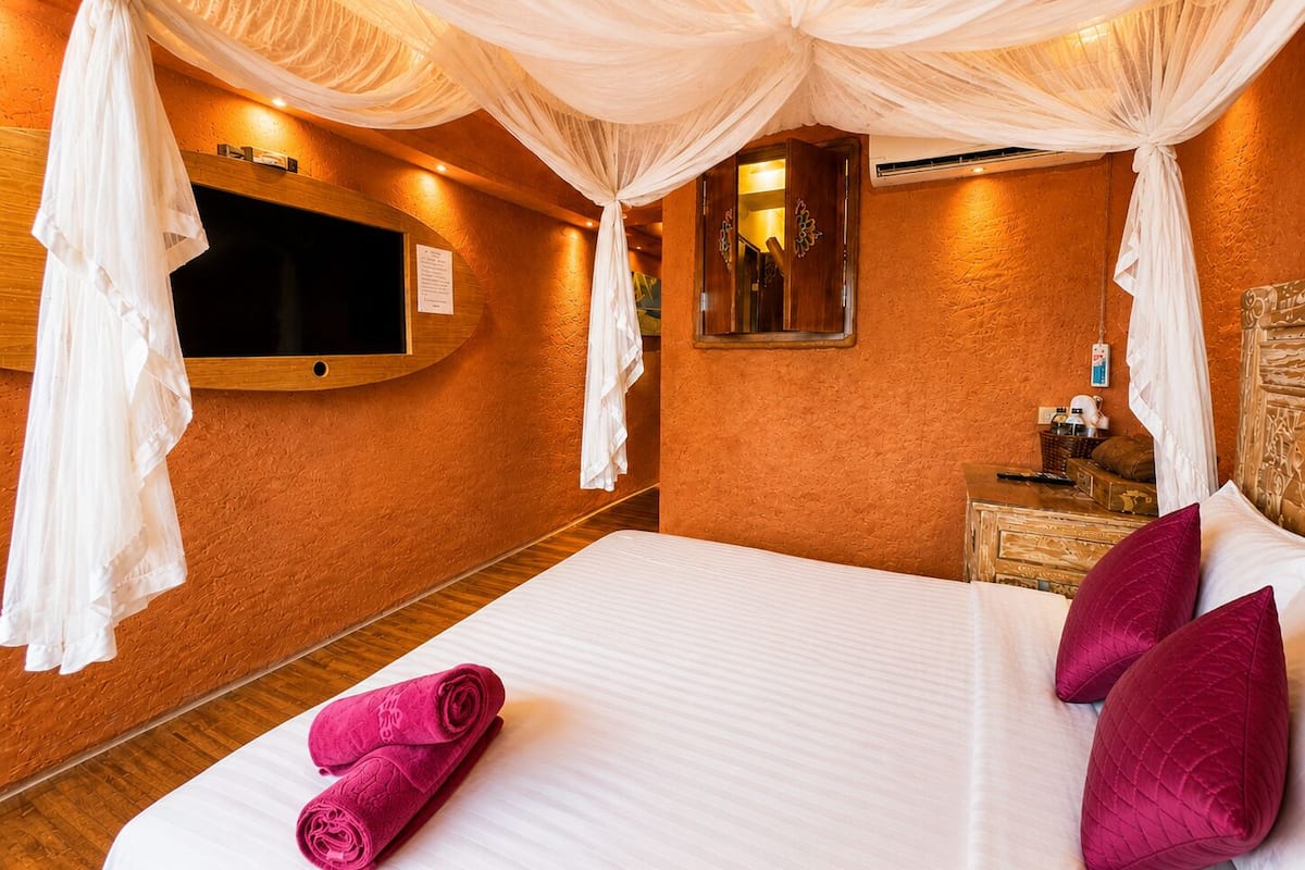 WiFi (free), bed sheets