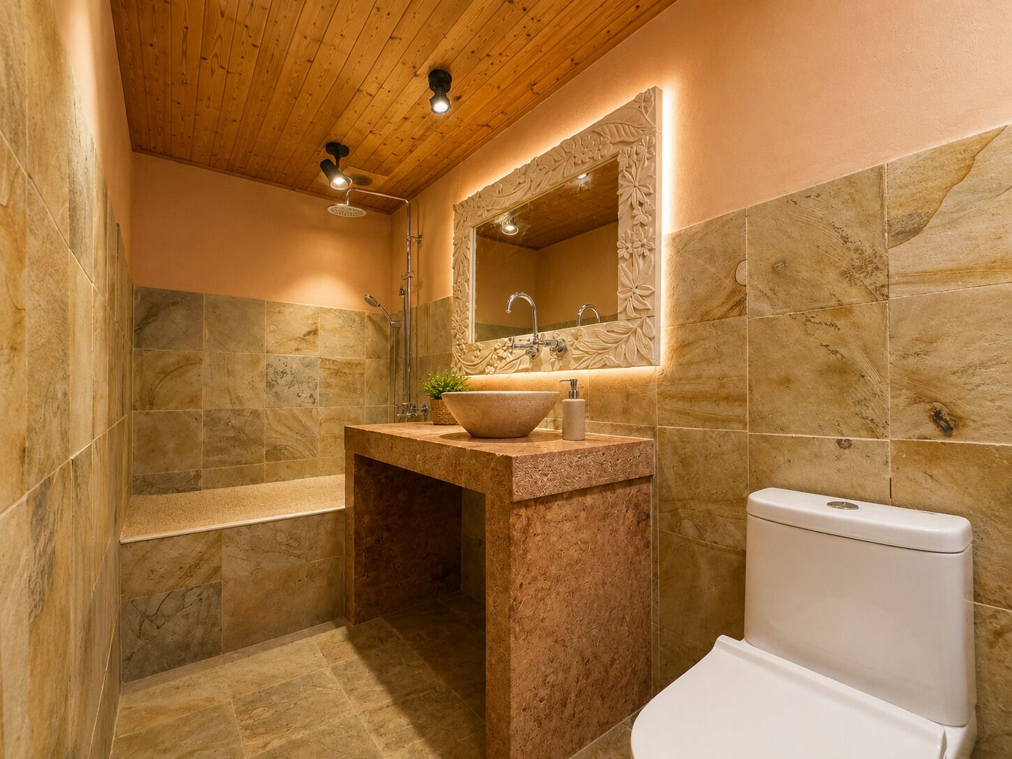 Habitación cuádruple familiar, en la zona del patio | Baño | Ducha y bañera combinadas y bañera profunda
