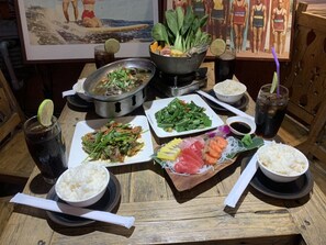 Melayani makan siang dan makan malam dengan sajian masakan Asia
