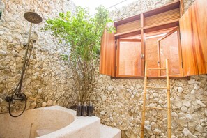Standard Quadruple Room (303) | Bathroom | Combined shower/bathtub, deep-soaking bathtub, rainfall showerhead - Afei Surf Inn - Hall 1 (Hengchun)