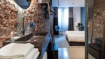 Semi Souterrain Double Room Airco | Bathroom | Shower, hair dryer, towels