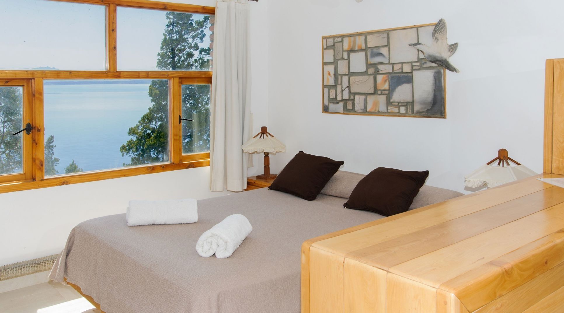 Ropa de cama de alta calidad, minibar, caja fuerte