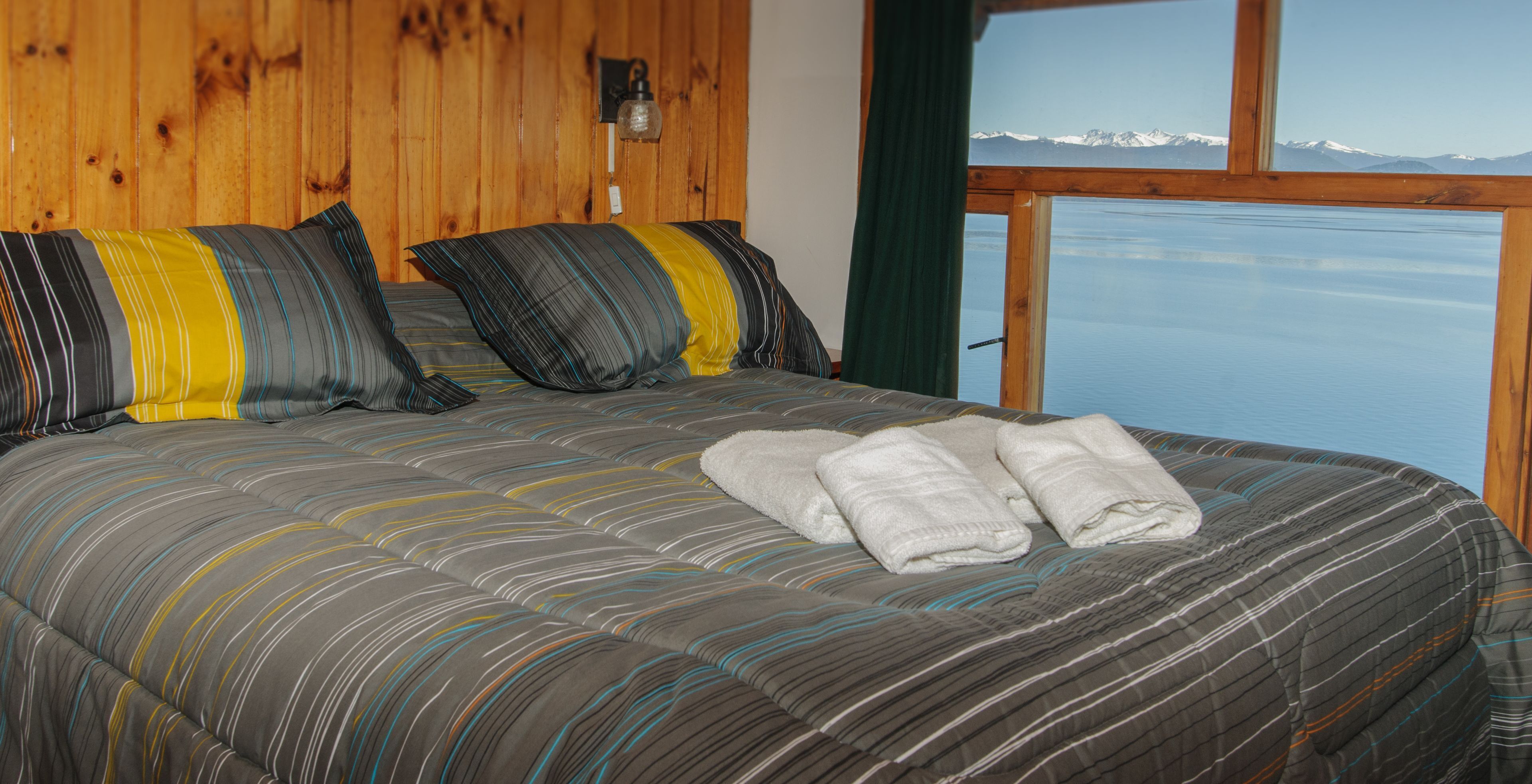 Ropa de cama de alta calidad, minibar, caja fuerte