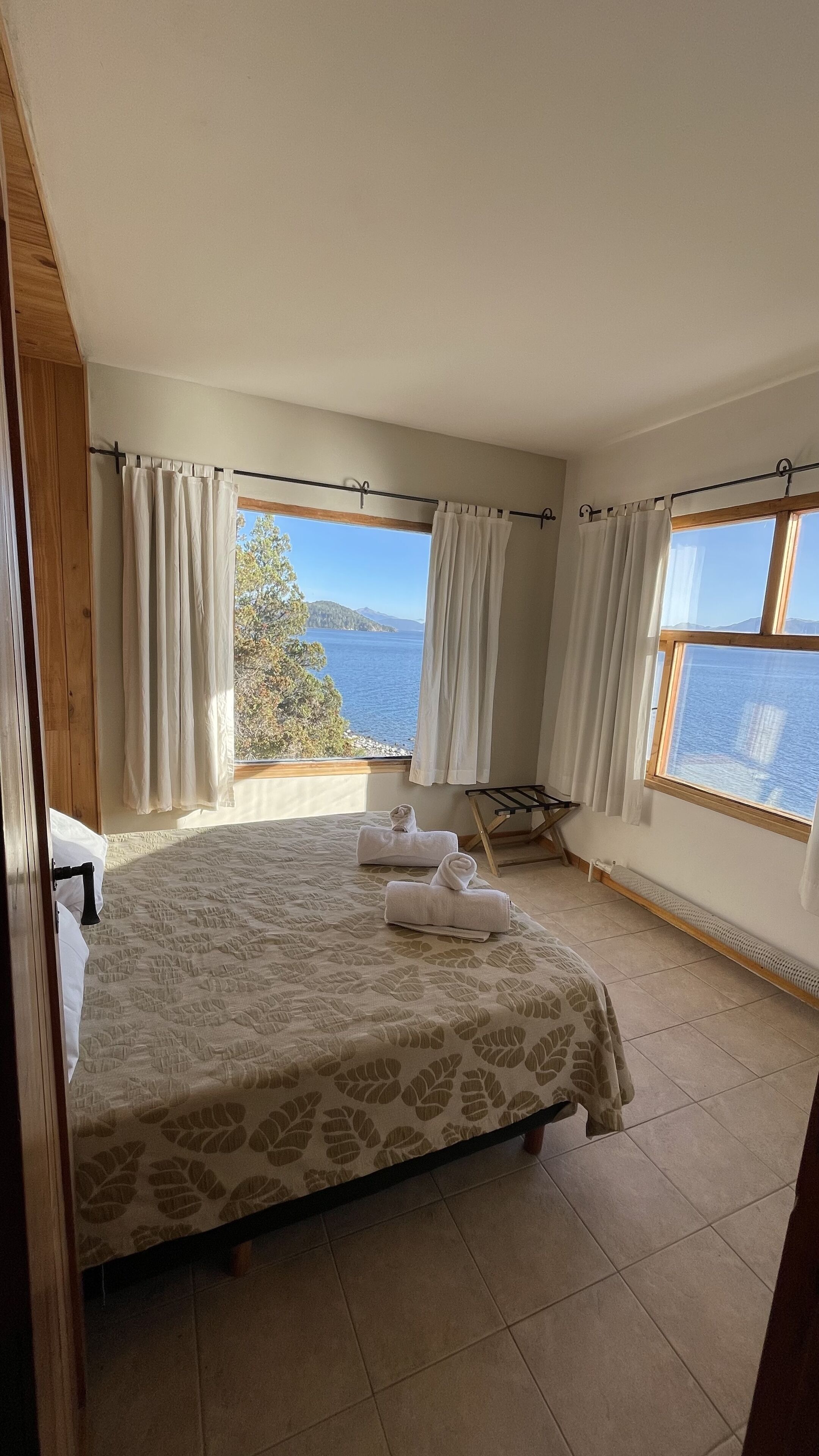 Ropa de cama de alta calidad, minibar, caja fuerte