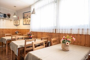 Refrigerador em uma área comum, micro-ondas em uma área comum