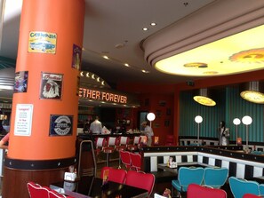 3 restaurants; s'hi serveixen esmorzars i esmorzars-dinars