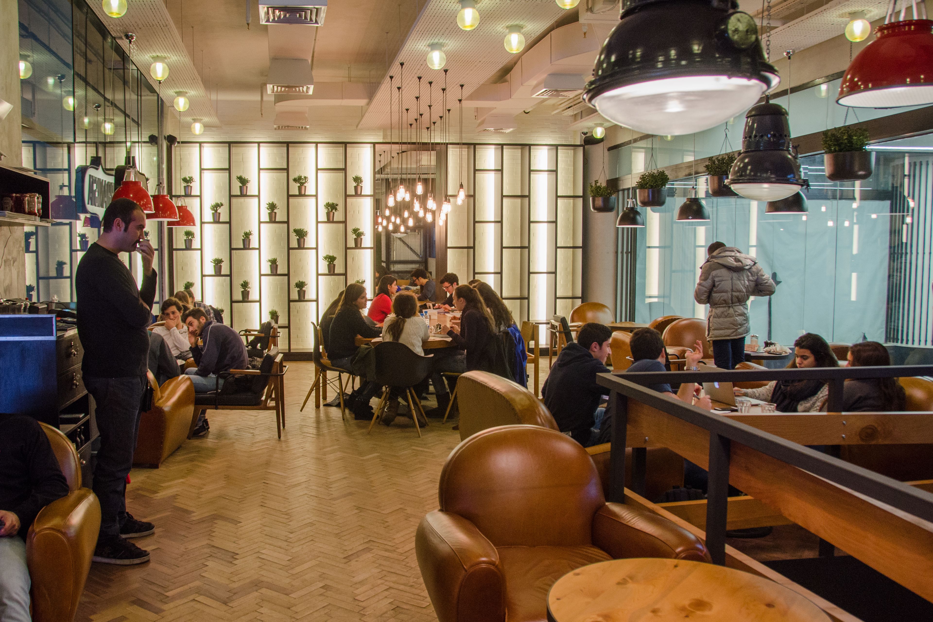 3 restaurants, breakfast, brunch served; international cuisine