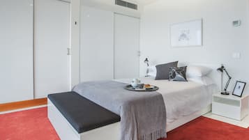 Frigobar, cofres nos quartos, escrivaninha, cortinas blackout