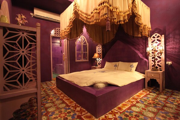 五號雙人房 | 書桌、遮光窗簾/窗簾、摺床/加床 (收費)、免費 Wi-Fi