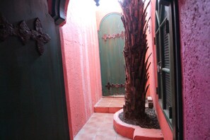 三號雙人房 | 書桌、遮光窗簾/窗簾、摺床/加床 (收費)、免費 Wi-Fi