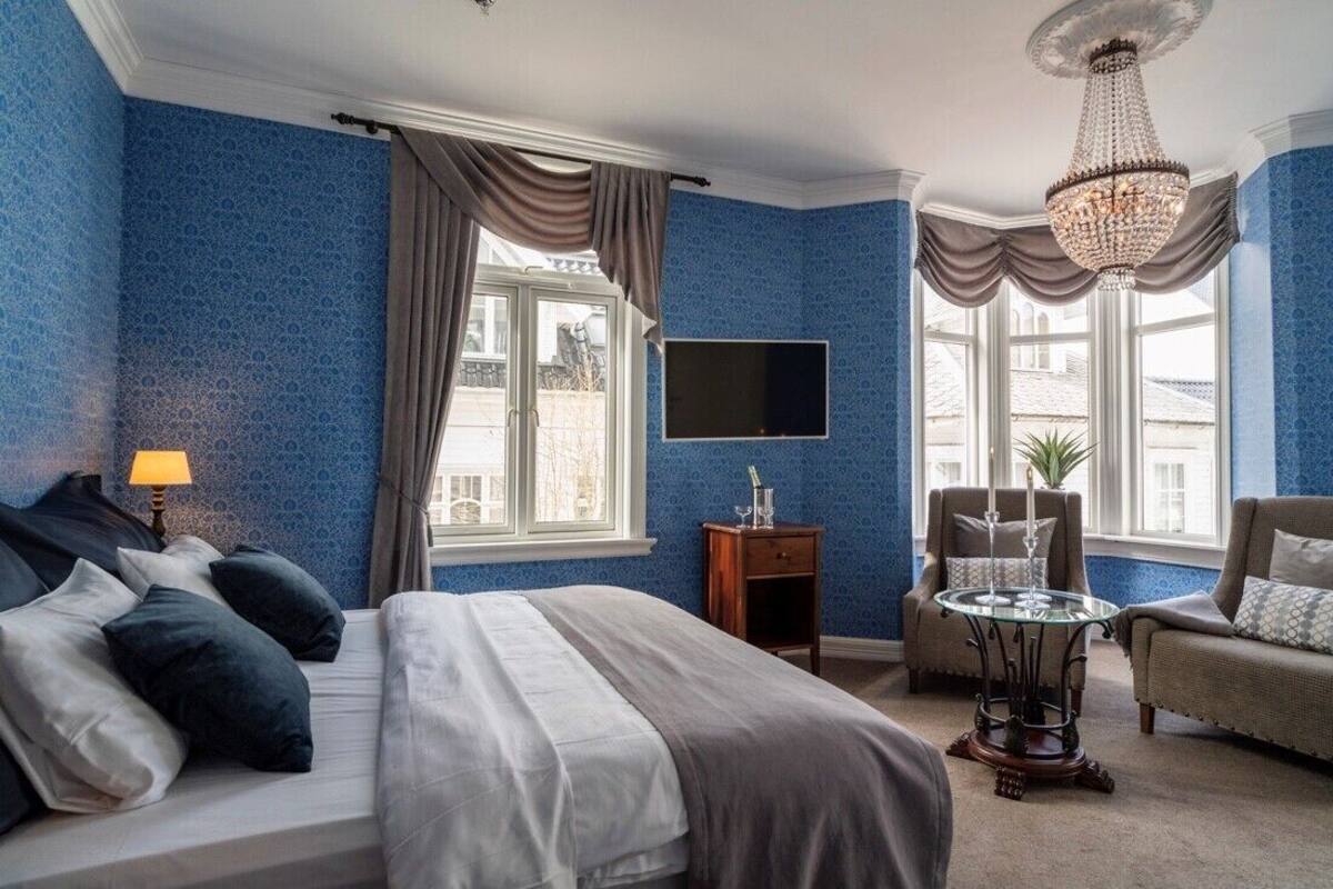Family Room | Desk, soundproofing, free WiFi, bed sheets