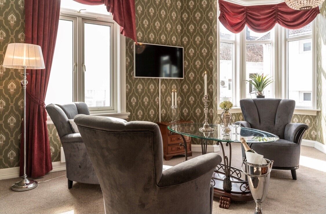 Suite – junior | Skrivebord, lydisolert, wi-fi (inkludert) og sengetøy