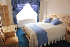 Apartemen Keluarga, 3 kamar tidur | Seprai premium, minibar, brankas, dan meja kerja