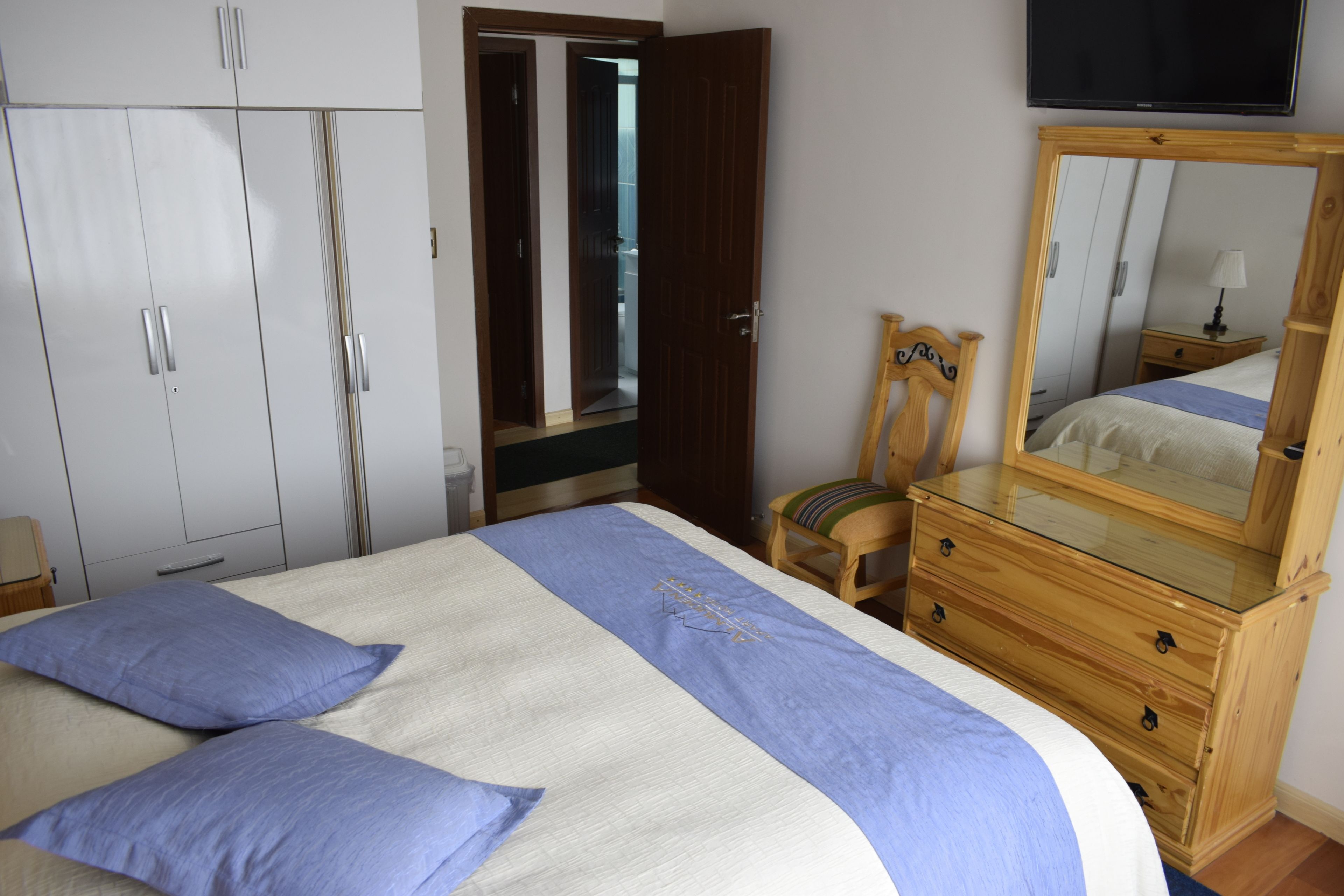 Ropa de cama de alta calidad y minibar 