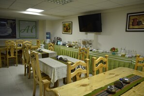 Family dining - Almudena Apart Hotel (La Paz)