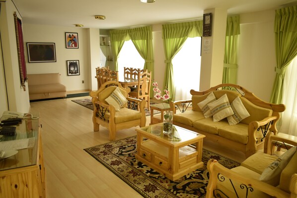 Family Apartment, 3 Bedrooms | Living room