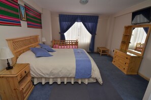 Apartamento família, 3 quartos | 1 quarto, roupas de cama premium, frigobar, cofres nos quartos