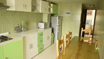 Refrigerador con freezer, microondas, placa de cocina, lavavajillas