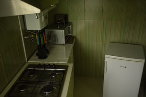 Geladeira grande, micro-ondas, cooktop, lava-louças