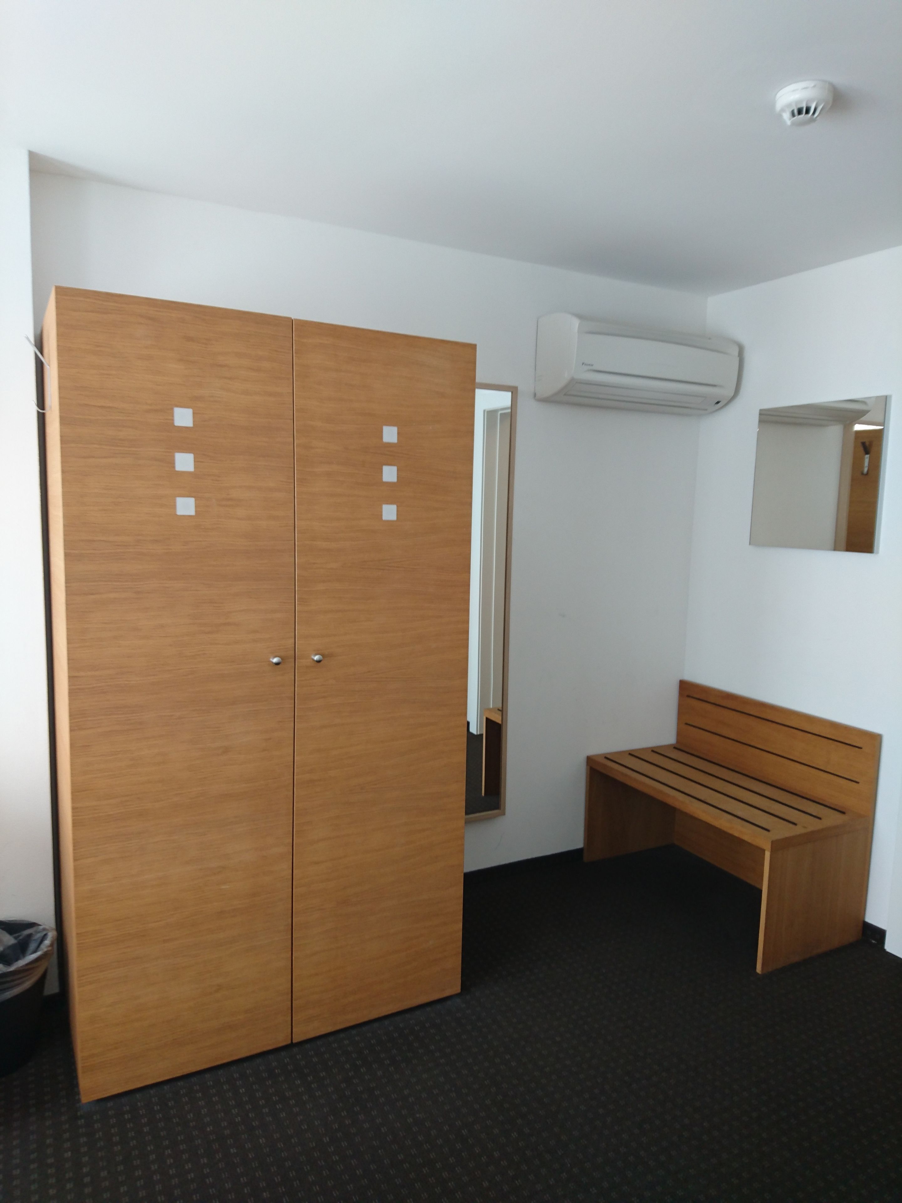 basic single room | room amenity