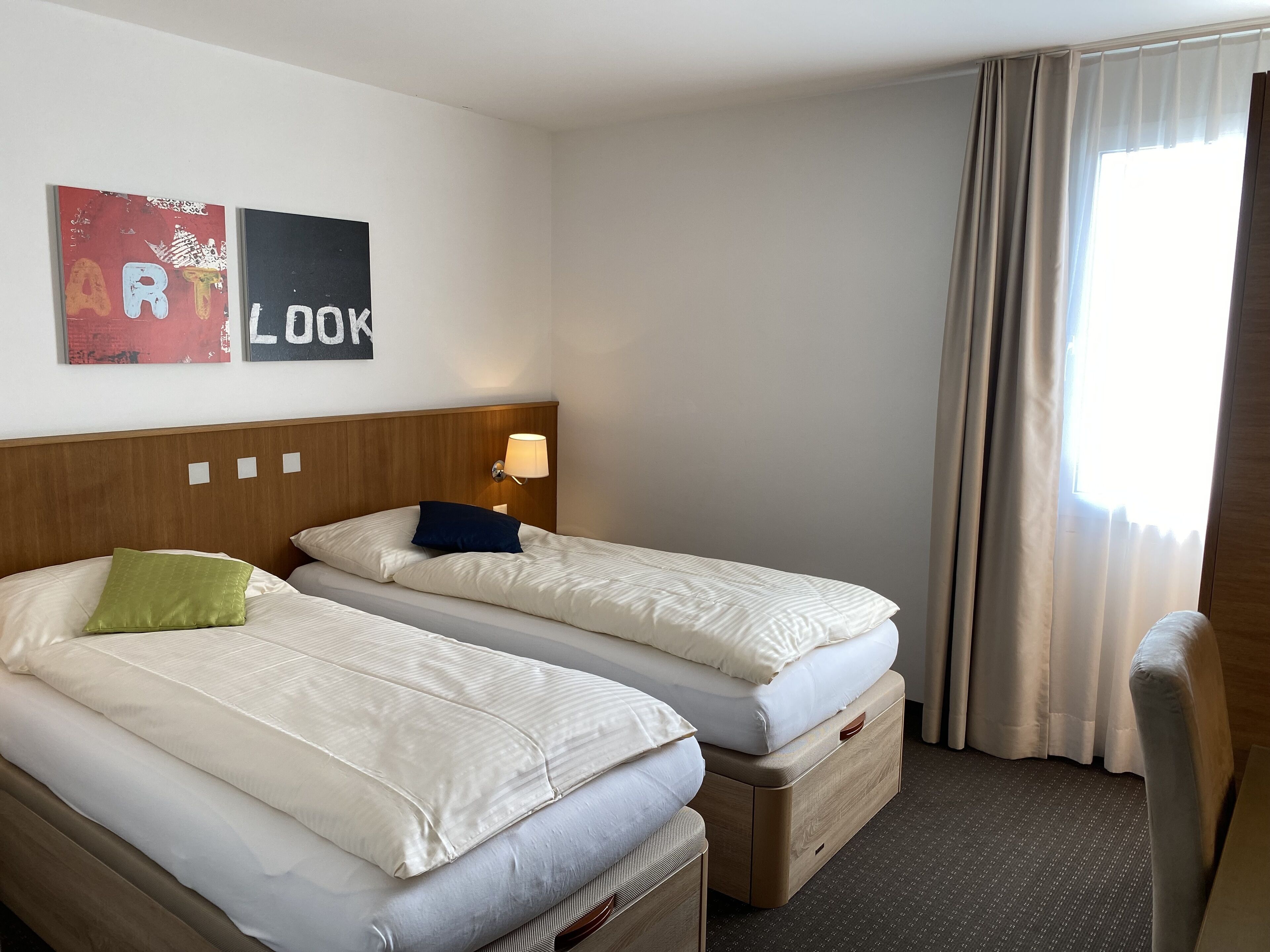 business twin room | 1 bedroom, in-room safe, desk, iron/ironing board