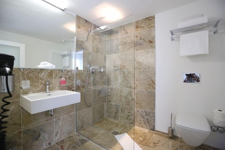 Shower, hair dryer, towels. Businesshotel LUX