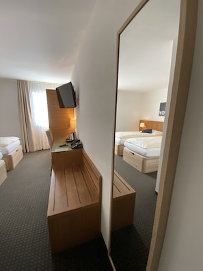 Business-Zweibettzimmer | Wohnbereich | Flachbildfernseher, Fußbodenheizung