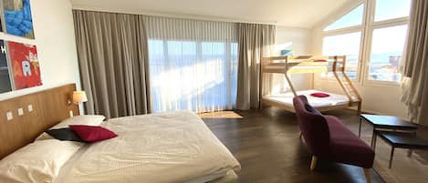 Chambre familiale | Coffre-fort, bureau, fer et planche Ă repasser, accĂšs au Wi-Fi (inclus)