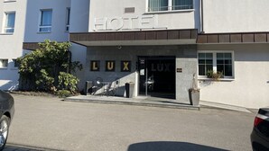 A hotel entrance with a sign reading "HOTEL LUX". - Businesshotel LUX (Emmen)
