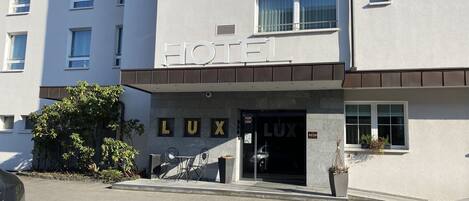 Entrada de un hotel con un letrero que dice "HOTEL LUX".