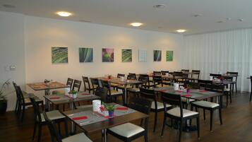 TĂ€gliches inbegriffenes FrĂŒhstĂŒcksbuffet