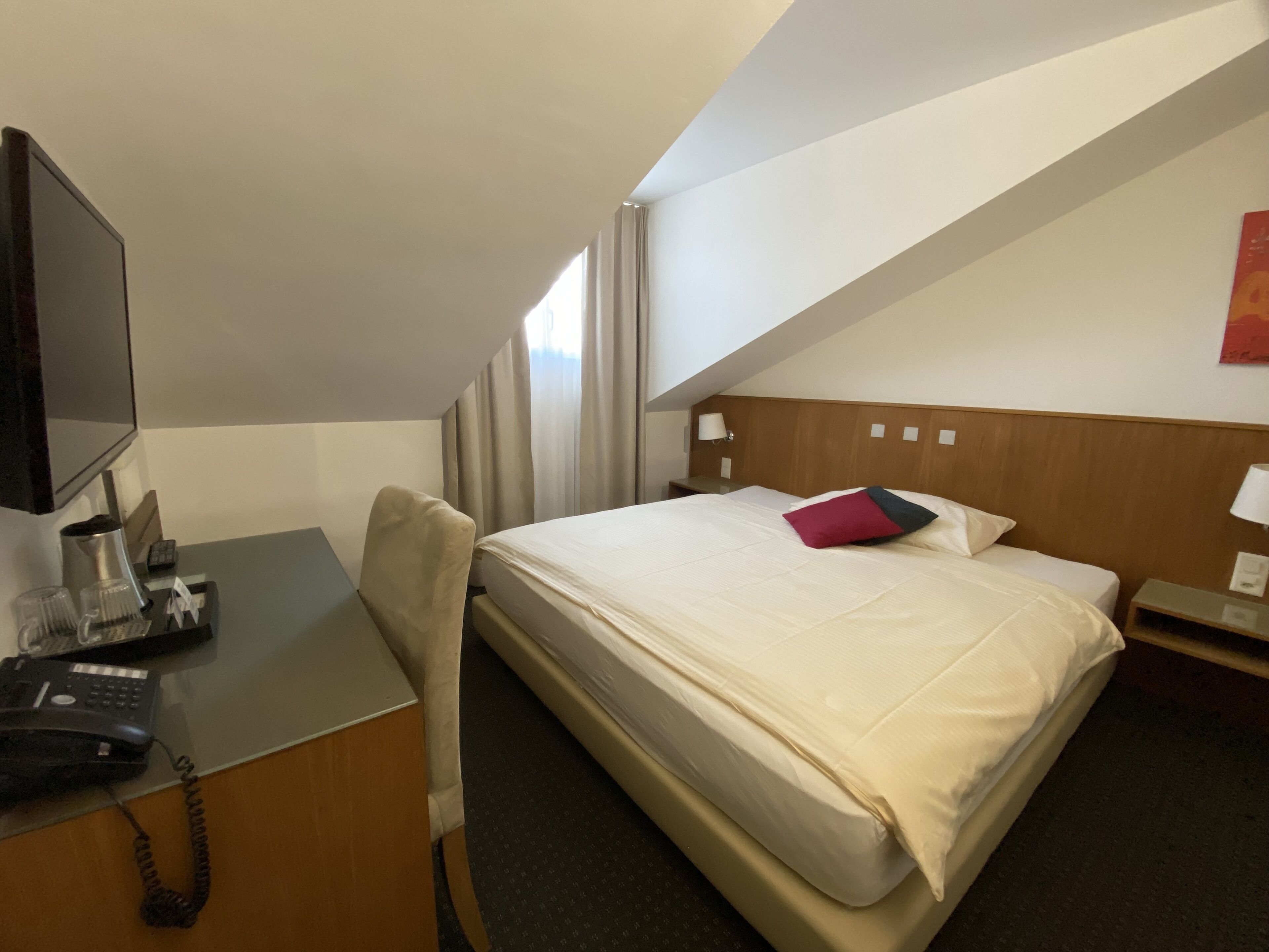 basic single room | 1 bedroom, in-room safe, desk, iron/ironing board