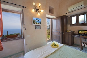 Minibar, caja fuerte, escritorio y sistema de insonorización