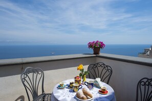 Outdoor dining - L'Antico Borgo dei Limoni (Amalfi)