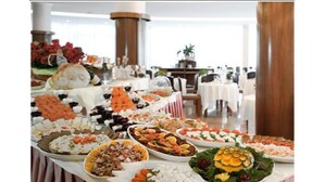 A buffet table with various food items. - Hotel Commodore Terme (Montegrotto Terme)