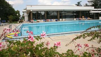 Innenpool, 3 Außenpools, Liegestühle