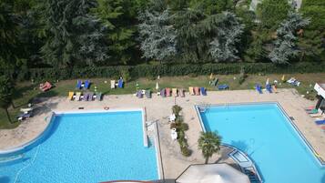 Innenpool, 3 Außenpools, Liegestühle