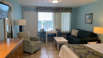 Habitación, 1 cama de matrimonio, balcón, vistas al mar | 1 dormitorio, decoración individual, mobiliario individual