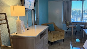 Room, 1 Katil Raja (King), Balcony, Ocean View | Dihias secara berasingan, dilengkapkan perabot secara berasingan