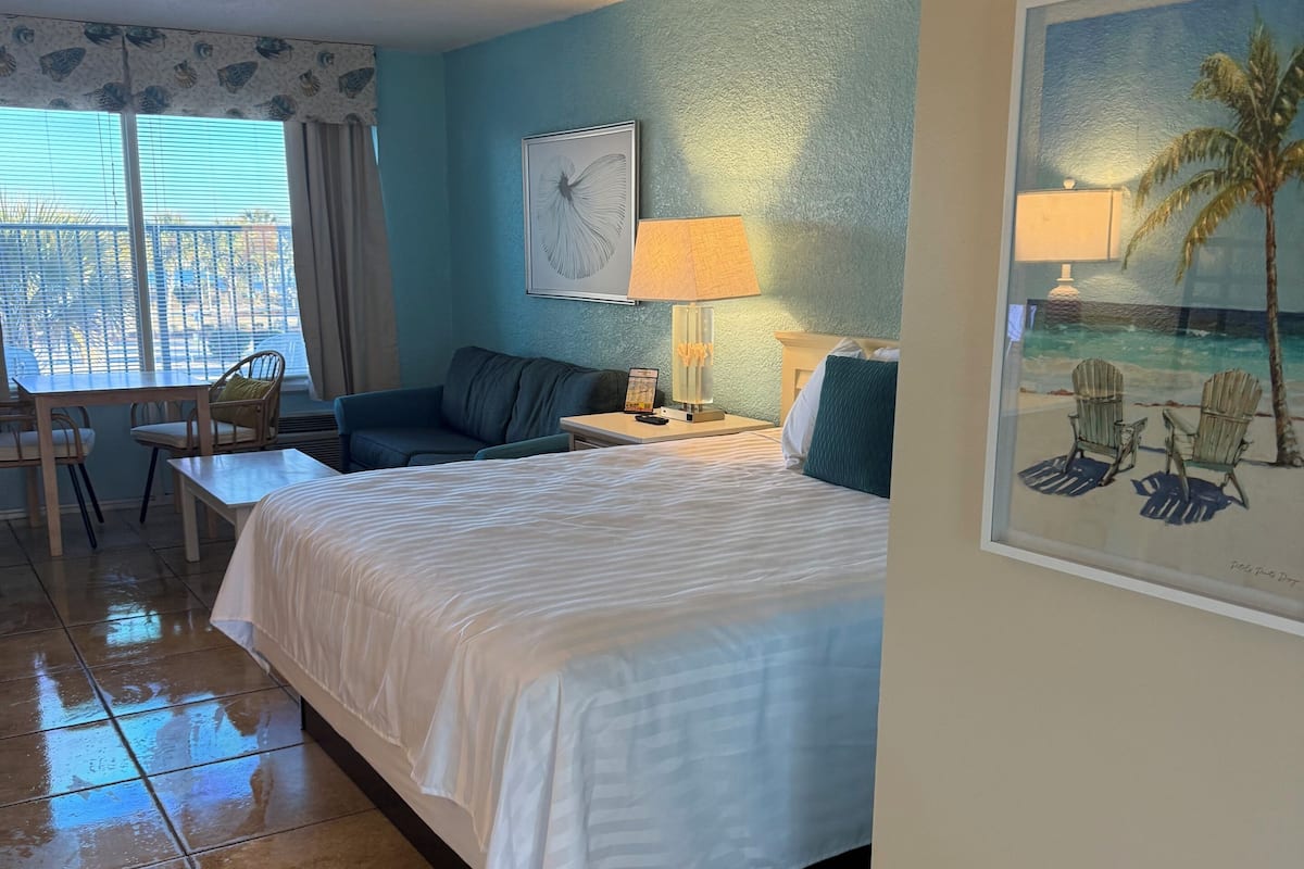 Room, 1 King Bed, Balcony, Ocean View | Individually decorated, individually furnished, laptop workspace