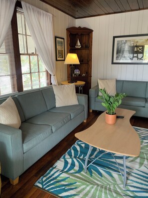 Apartment | Living area | 32-inch flat-screen TV with cable channels, TV - Darlington Inn (Myrtle Beach)