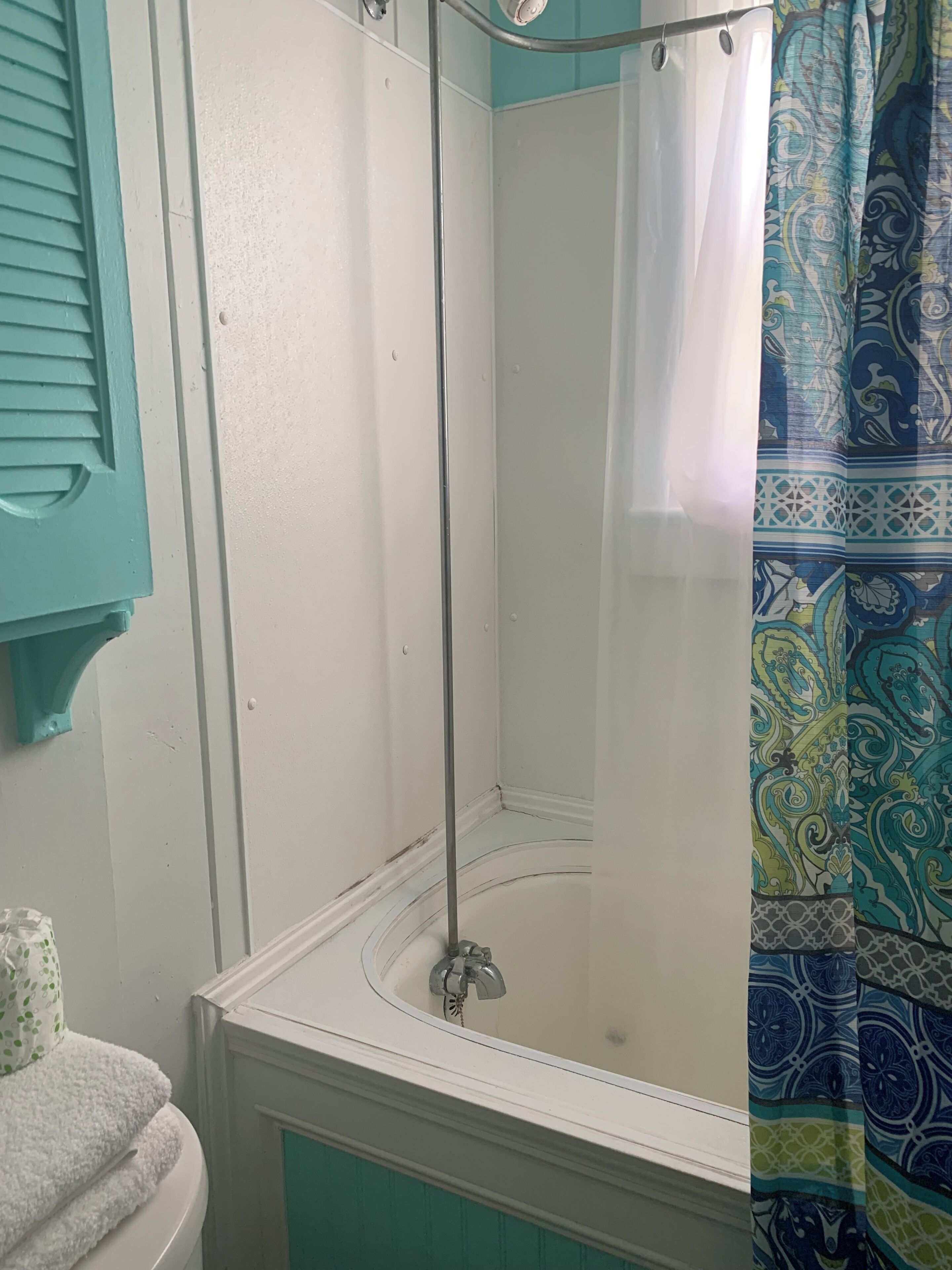 Un baño con cabina de ducha, inodoro y bañera.