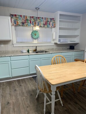Apartment | Private kitchen | Microwave, oven, stovetop, coffee/tea maker - Darlington Inn (Myrtle Beach)