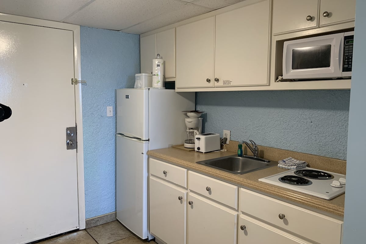 room, 1 queen bed, balcony, ocean view | private kitchen | microwave, oven, stovetop, coffee/tea maker