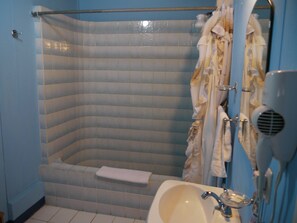 Bathroom shower - Hotel Sueños del Angel (Managua)