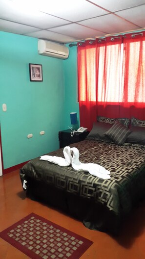 1 slaapkamer, luxe beddengoed, een minibar, een bureau